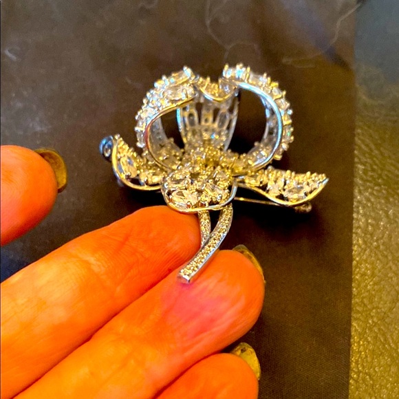 KJL Dazzling Vibrant Three Dimensional Silver Floral Rhinestone Brooch Signed - Picture 3 of 5